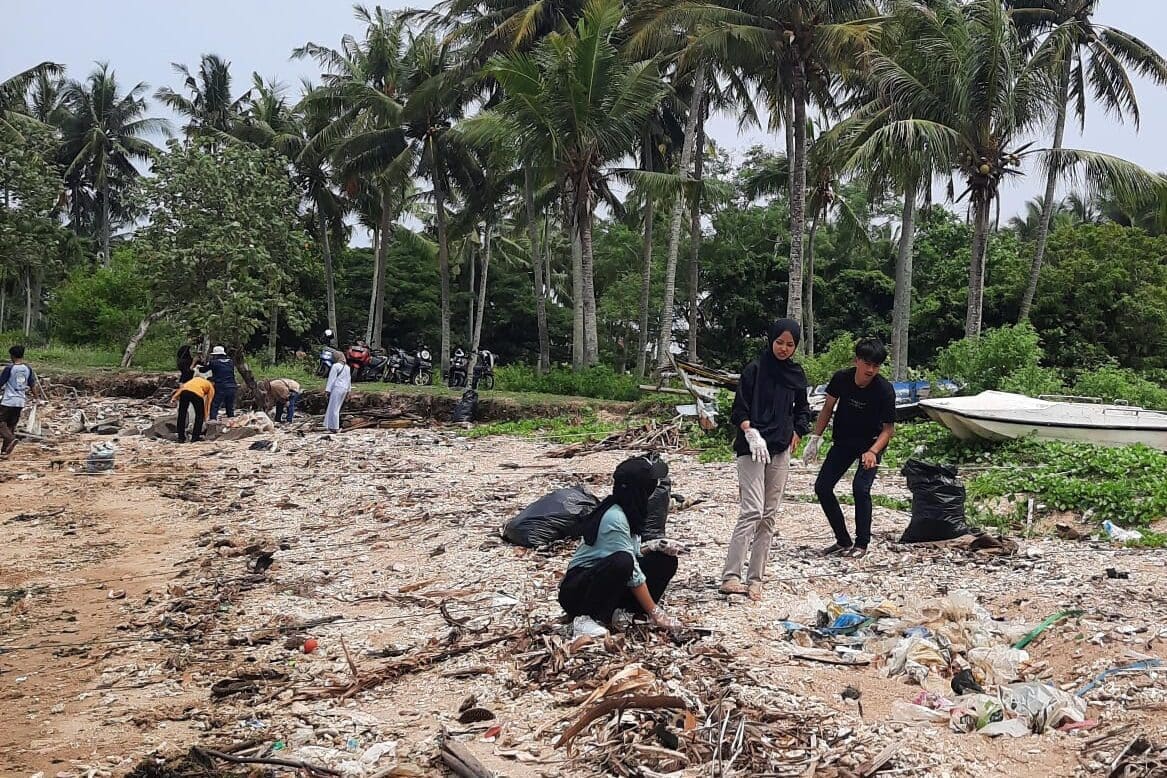 Tim Rehabilitasi bersama volunteer membersihkan pantai Cilurah.